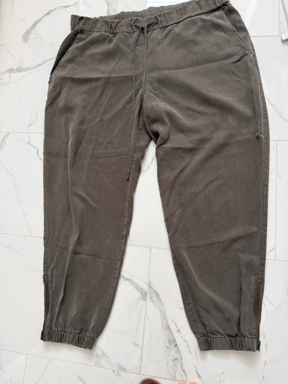 Eileen Fisher Straight Leg Pants olive green
Sz L Side Zip
